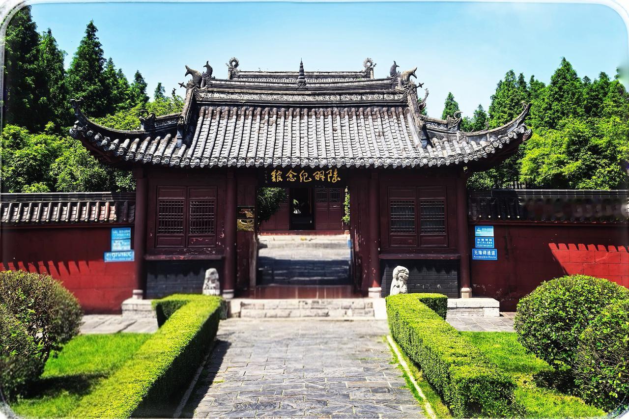 走进陆羽纪念馆
在陆羽公园的翠影里藏，有一座馆舍散发着古香。它为纪念茶圣陆羽而建