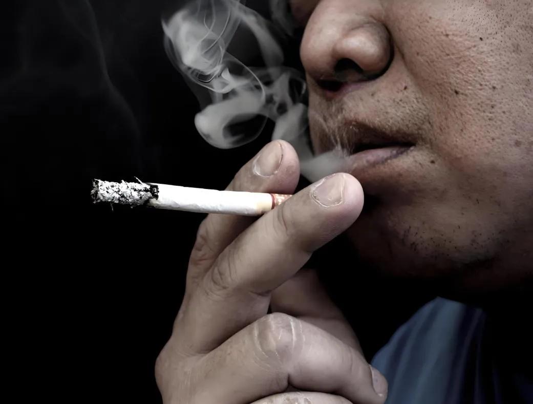 河南10岁孩童不停咳嗽，检查后发现孩子患有肺癌，谁知父亲的这个习惯害了孩子。
父
