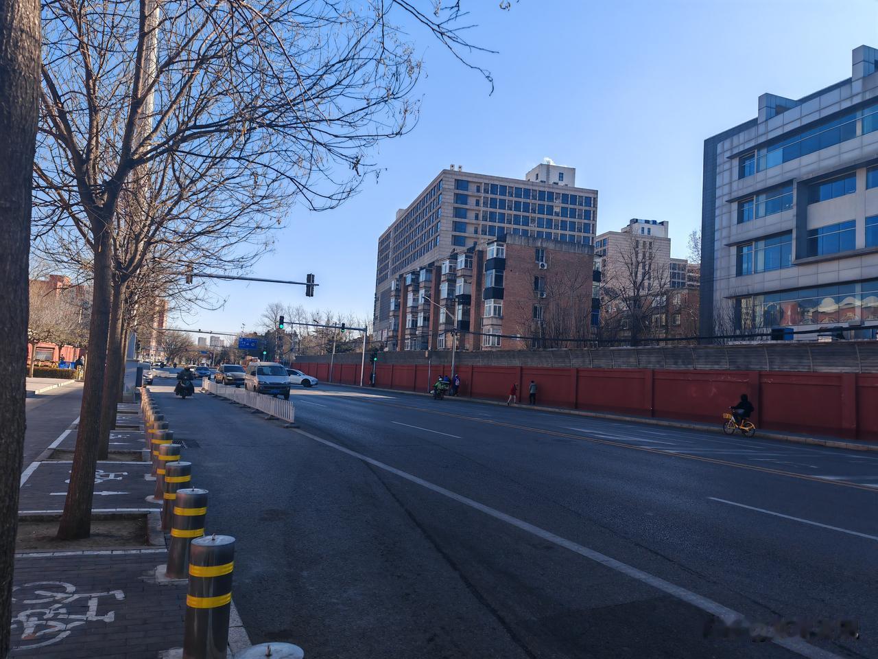 北京市丰台区万源路公交车站，万源路地处北京市丰台区南部，归东高地街道管辖。附近有