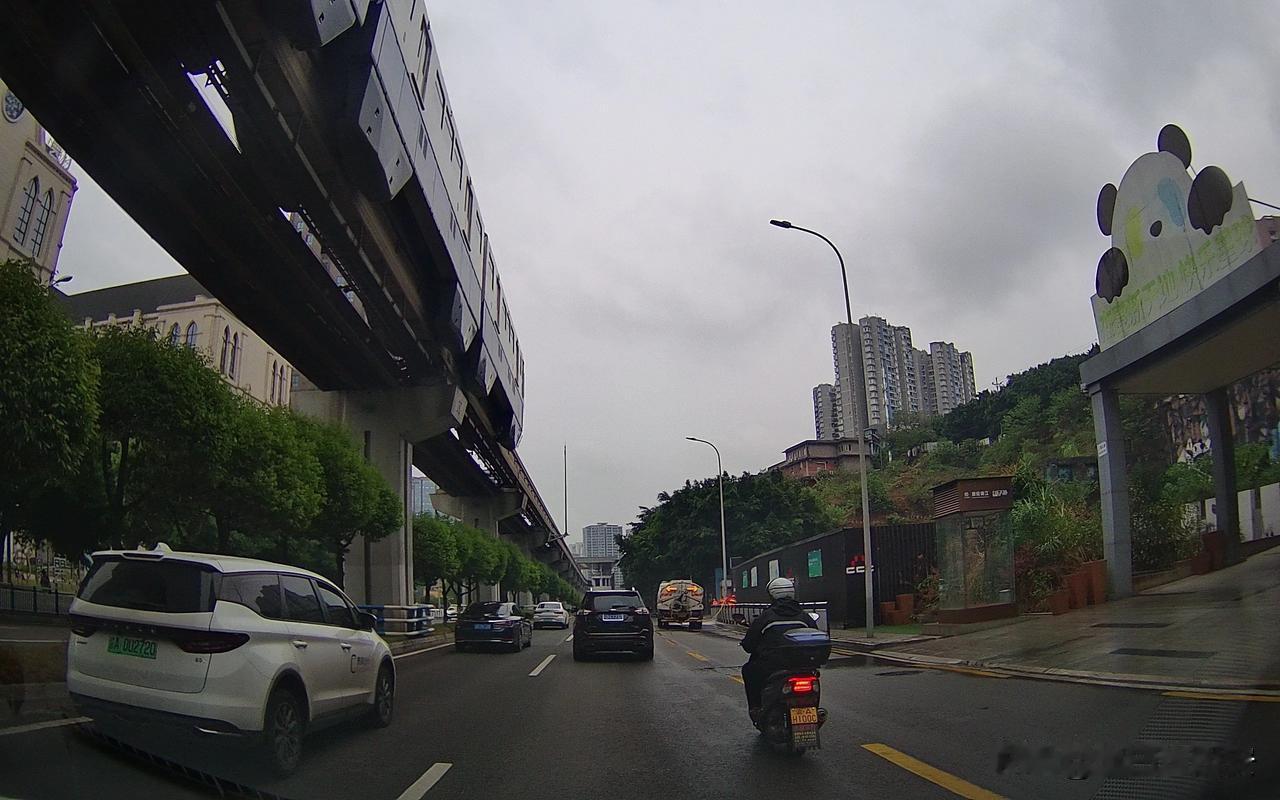 从陕A西安来到了渝A重庆

惊叹于这座山城的魔幻与繁华

有几点完全超乎了想象