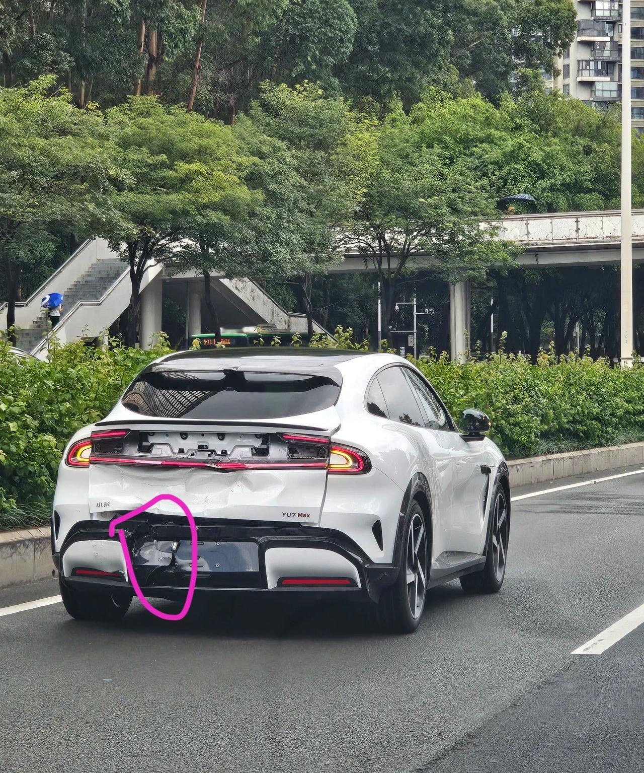 这台MAX还没上牌就被追尾成这样[捂脸][捂脸]
后面的车是一台埃安
传统新能源