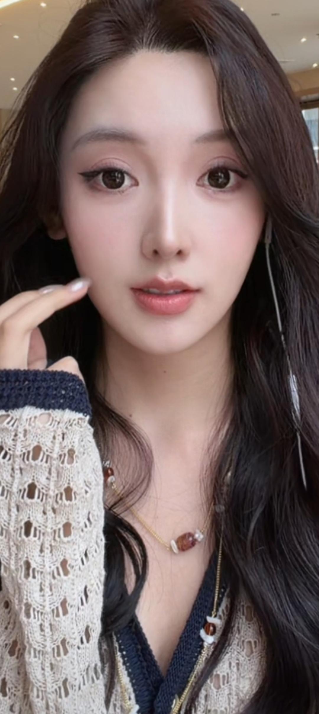 这姑娘妆容精致，长发飘逸。