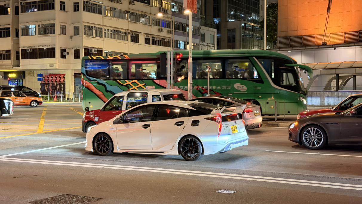 夜晚逛香港很舒服
特别是错开早两日烟花汇演的人流
现在逛街的人流密度刚好【来自懂