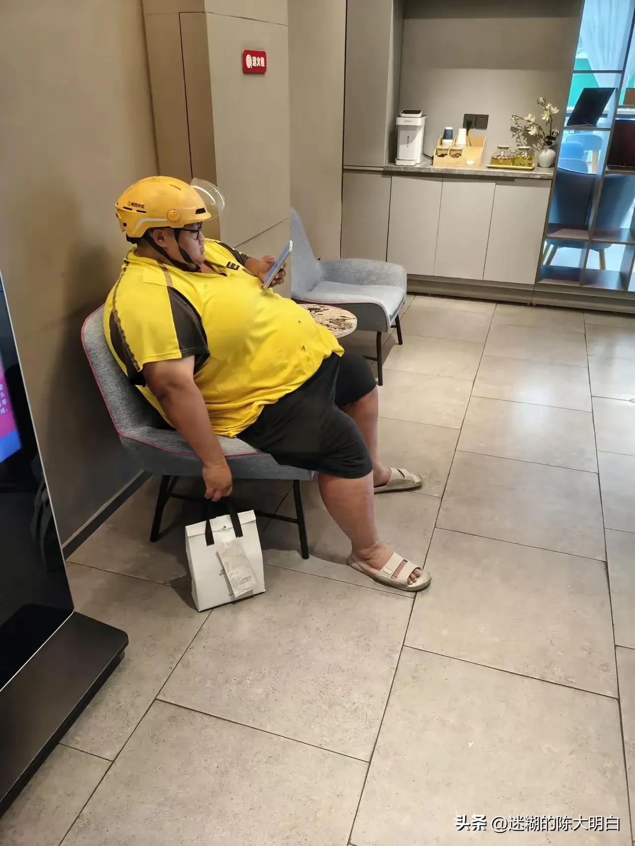 兄弟，你送外卖，应该是不为赚钱、只为减肥吧？