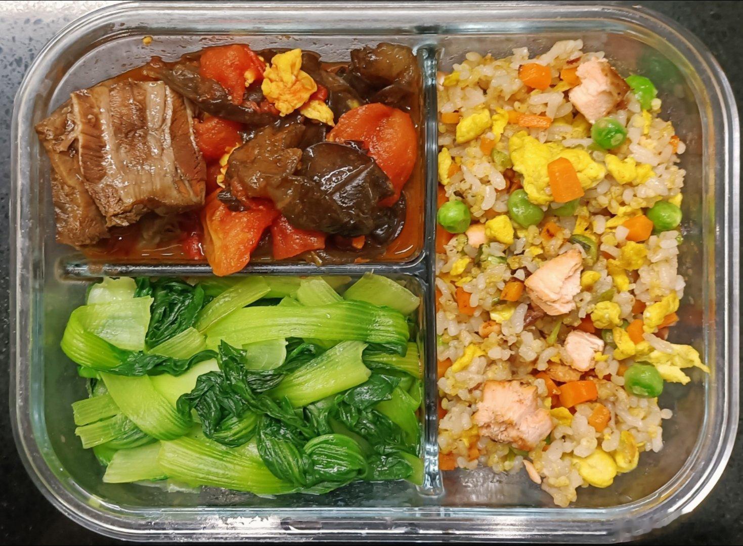 #儿子的午餐##这个问题吃什么# 胡萝卜豌豆三文鱼蛋炒饭，番茄木耳炒鸡蛋(鸡蛋炒
