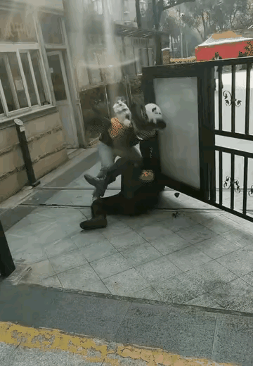 这小哥的队伍当中，真是藏龙卧虎，看这个小哥的手法，感觉好像是练过综合格斗，当小哥