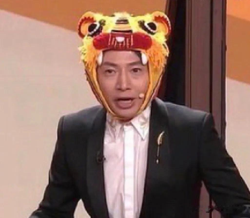 撒贝宁不仅是优秀的主持人，还是春晚御用的吉祥物，网友都喊明年继续，哈哈，真太可爱