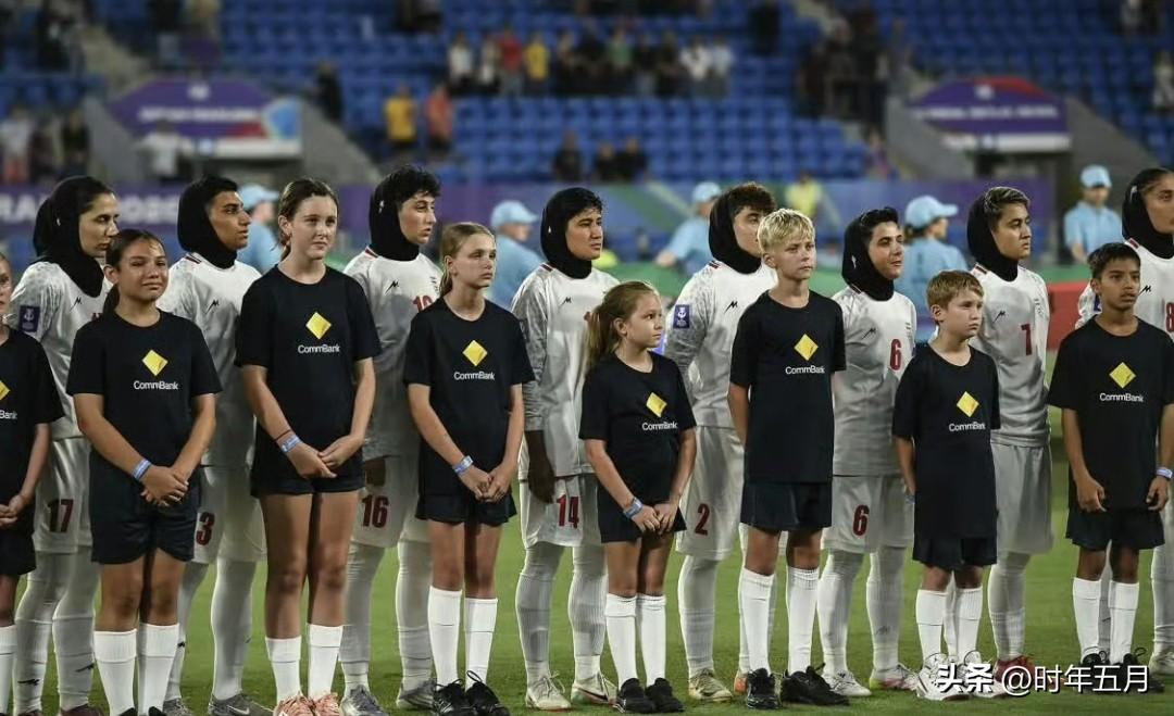 巨大反转，就在前几天媒体集中报道伊朗女足在比赛前拒唱国歌之后，在今天的女足亚洲杯