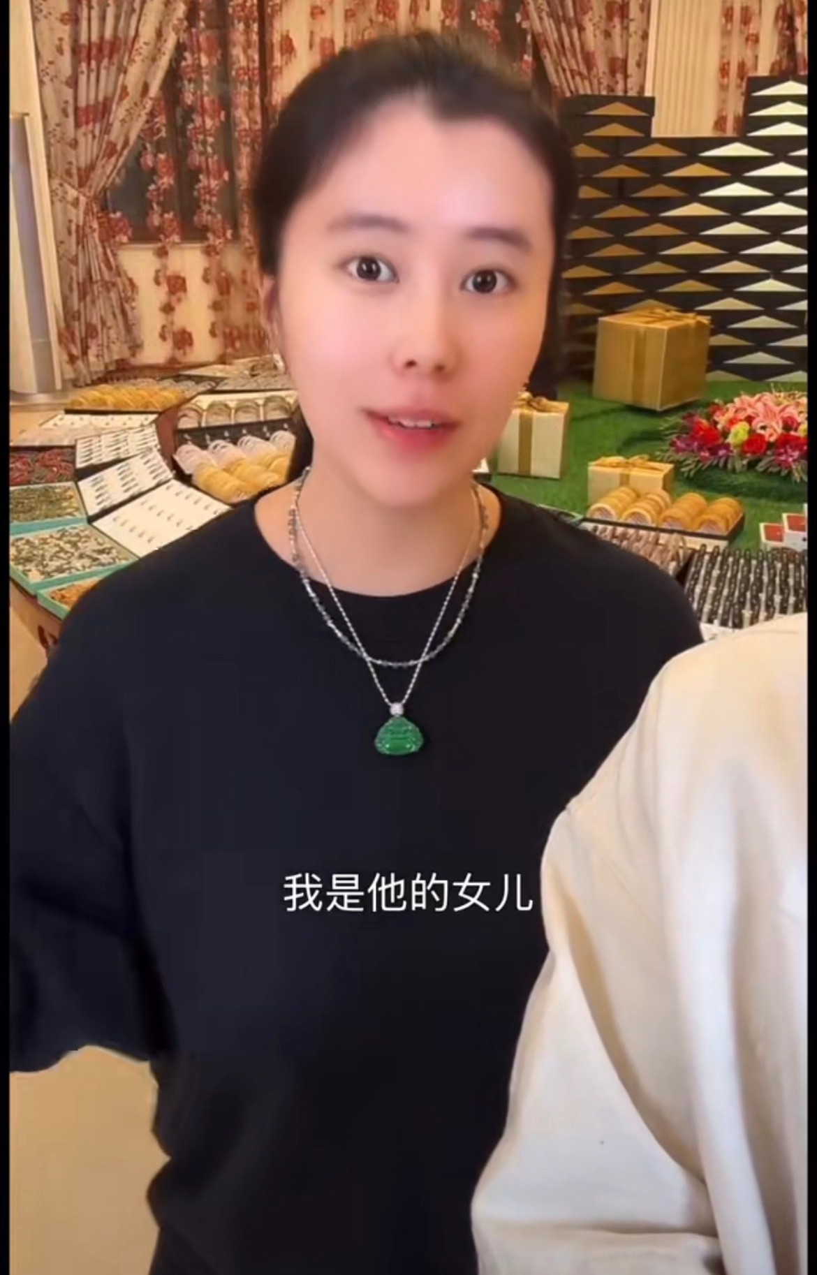 杨子和大女儿一起直播带货杨海润为杨子与前妻陶虹所生，毕业于伯克利音乐学院，此前较
