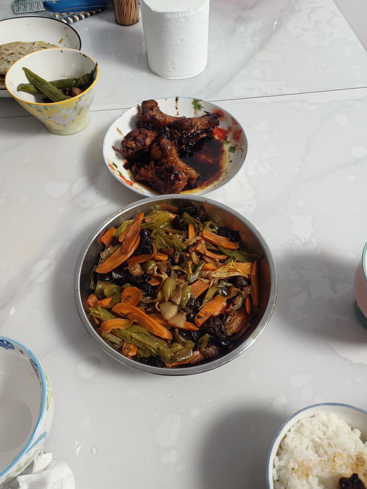 喷点杀虫药，累个半死。
     用洗衣粉擦两遍地，洁洁灵擦一遍地，清水擦两遍地