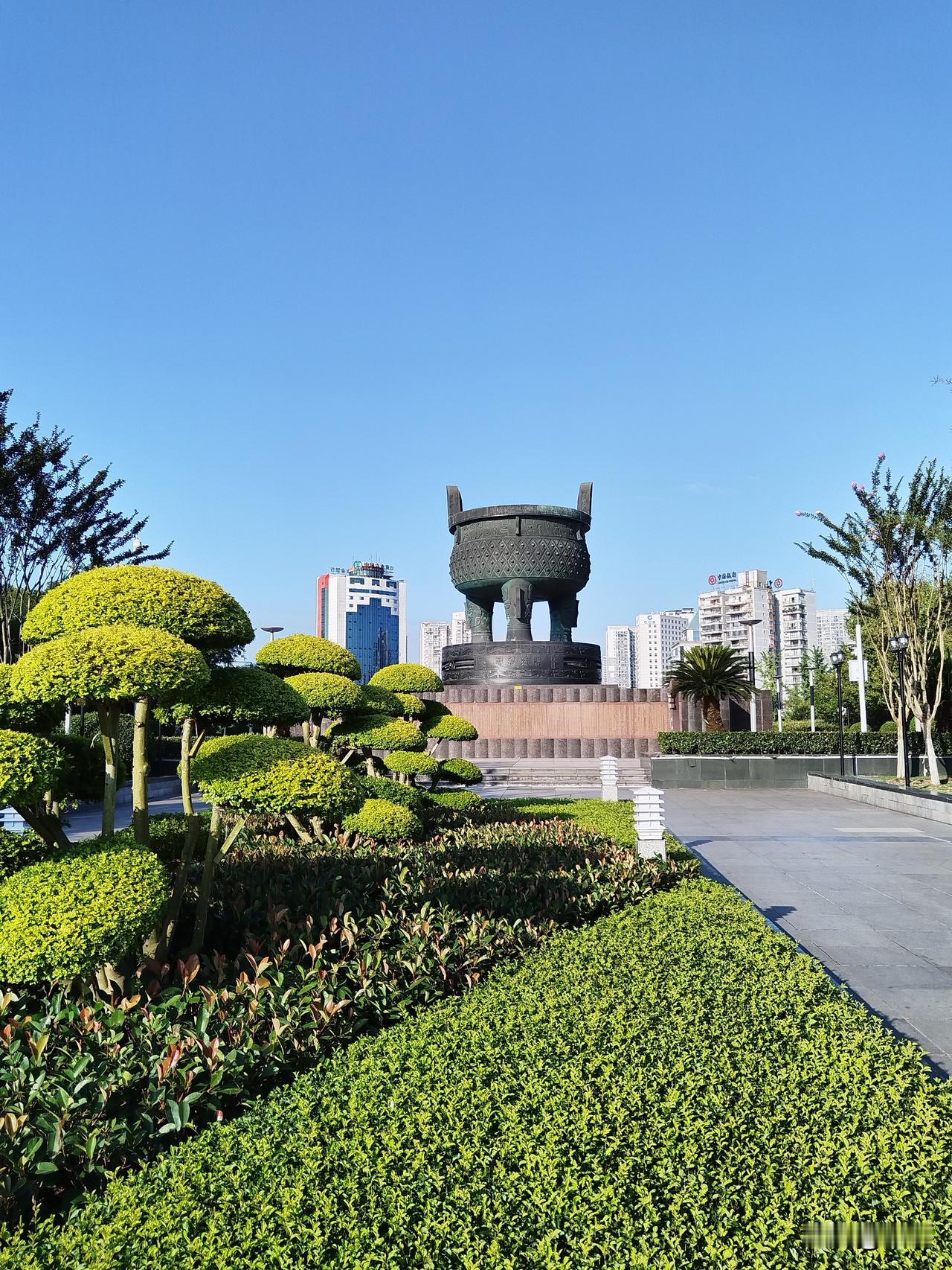 广安这两天好热，真正的夏天到来了。

昨天，广安的气温一下子飙上了30℃。昨晚去