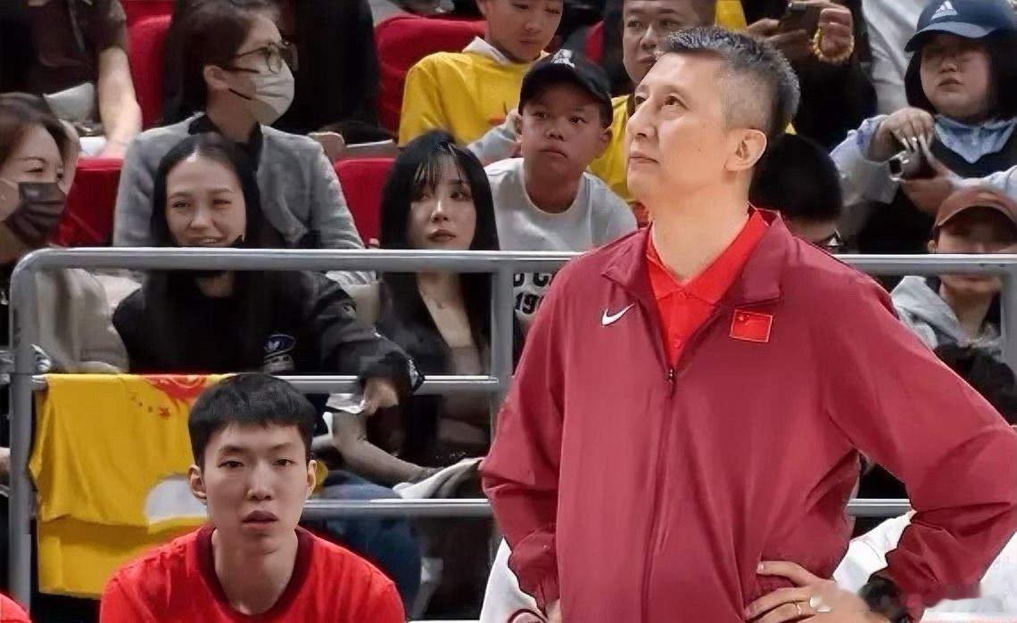 世界预选赛，中国半场13分落后于韩国。没有赵睿的中国队，像没有了魂，进攻便秘，这