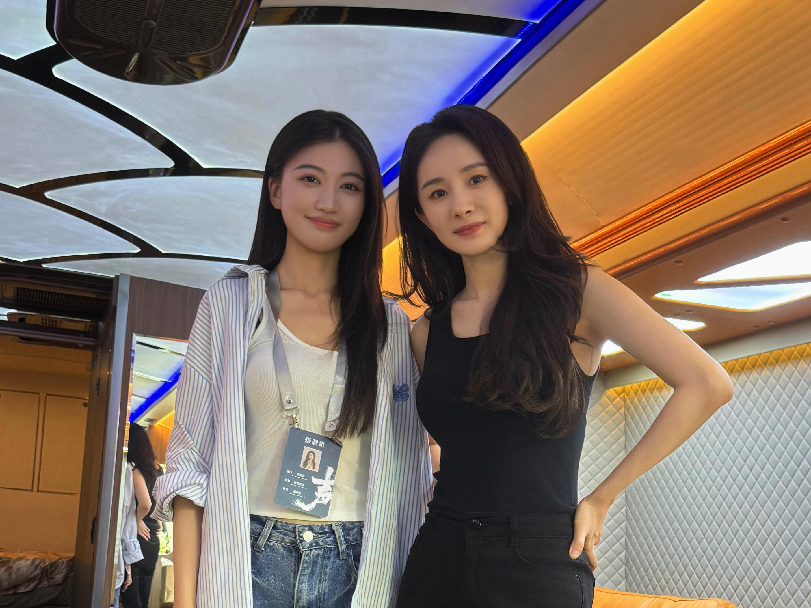 幂的惊蛰无声新合影这位小姐姐是第二次和幂合影啦，上一次是老哈剧组！ 