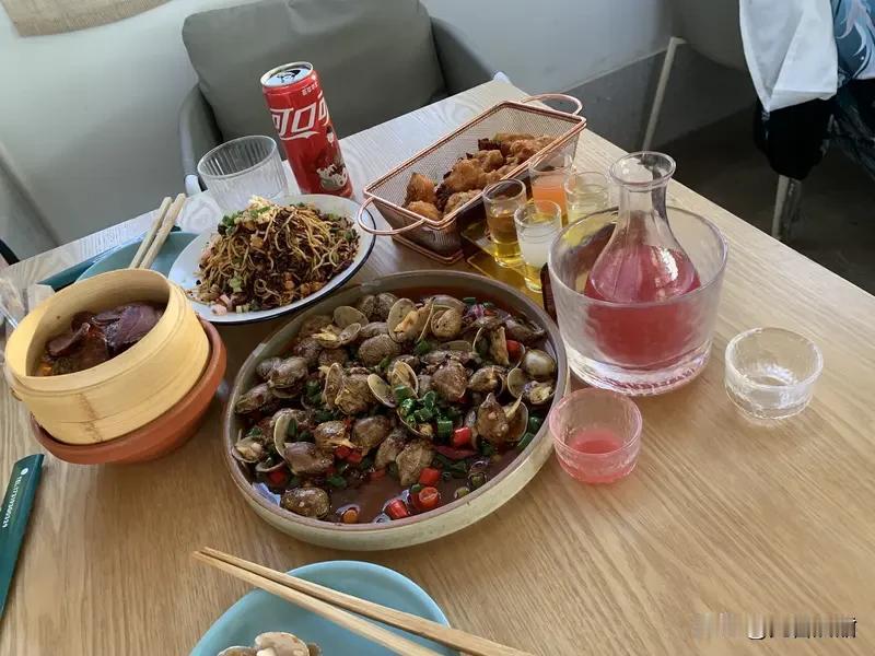 身边82年的同事，上个月刚把最后一笔助学贷款还清，转头就接到儿子的兴趣班续费通知