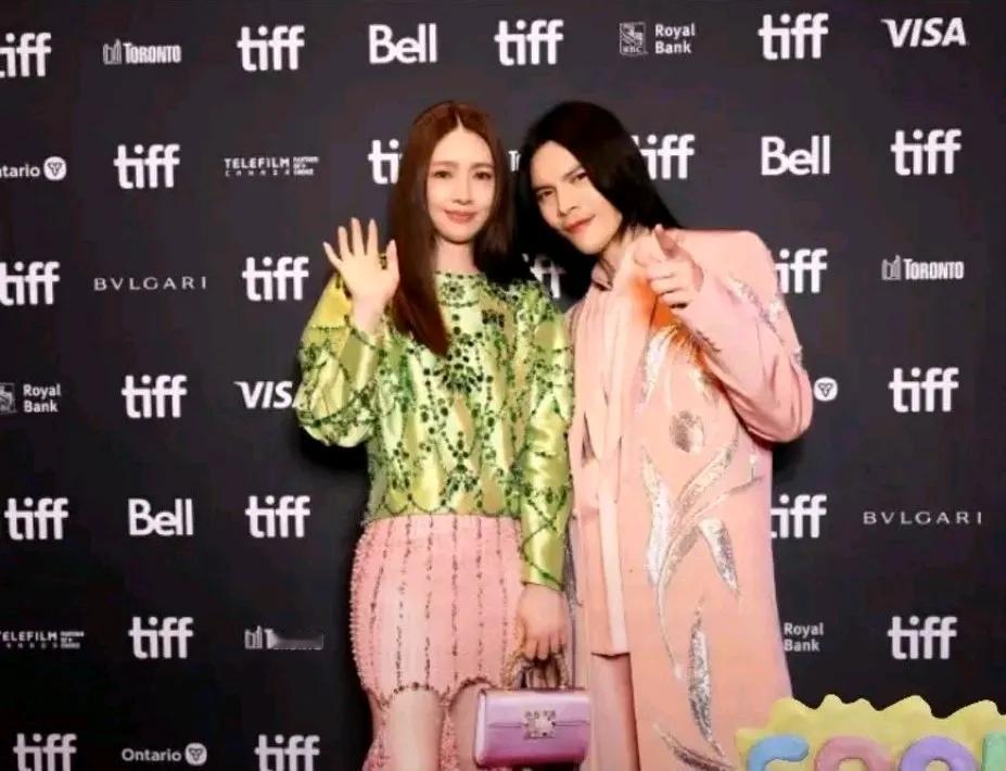 郭碧婷和向佐拍照一脸苦笑，甚至都笑不出来了。心想快点营业完，赶紧下去吧，不在这丢