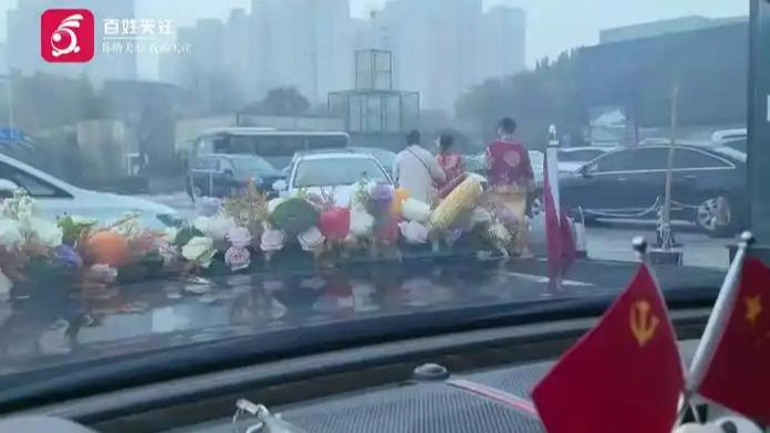 新人面对拦车者的要挟，选择了放弃婚车以确保婚礼行程顺利进行，体现出在压力下的理性