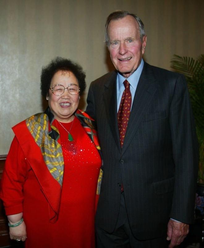 2003年，陈丽华、迟重瑞夫妇受邀访美并与老布什会面，留下一张经典合影。