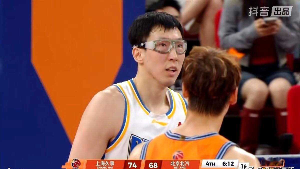 再也没有组成超级内线的可能了。

季后赛半决赛，周琦和王哲林直接对上了。一个代表