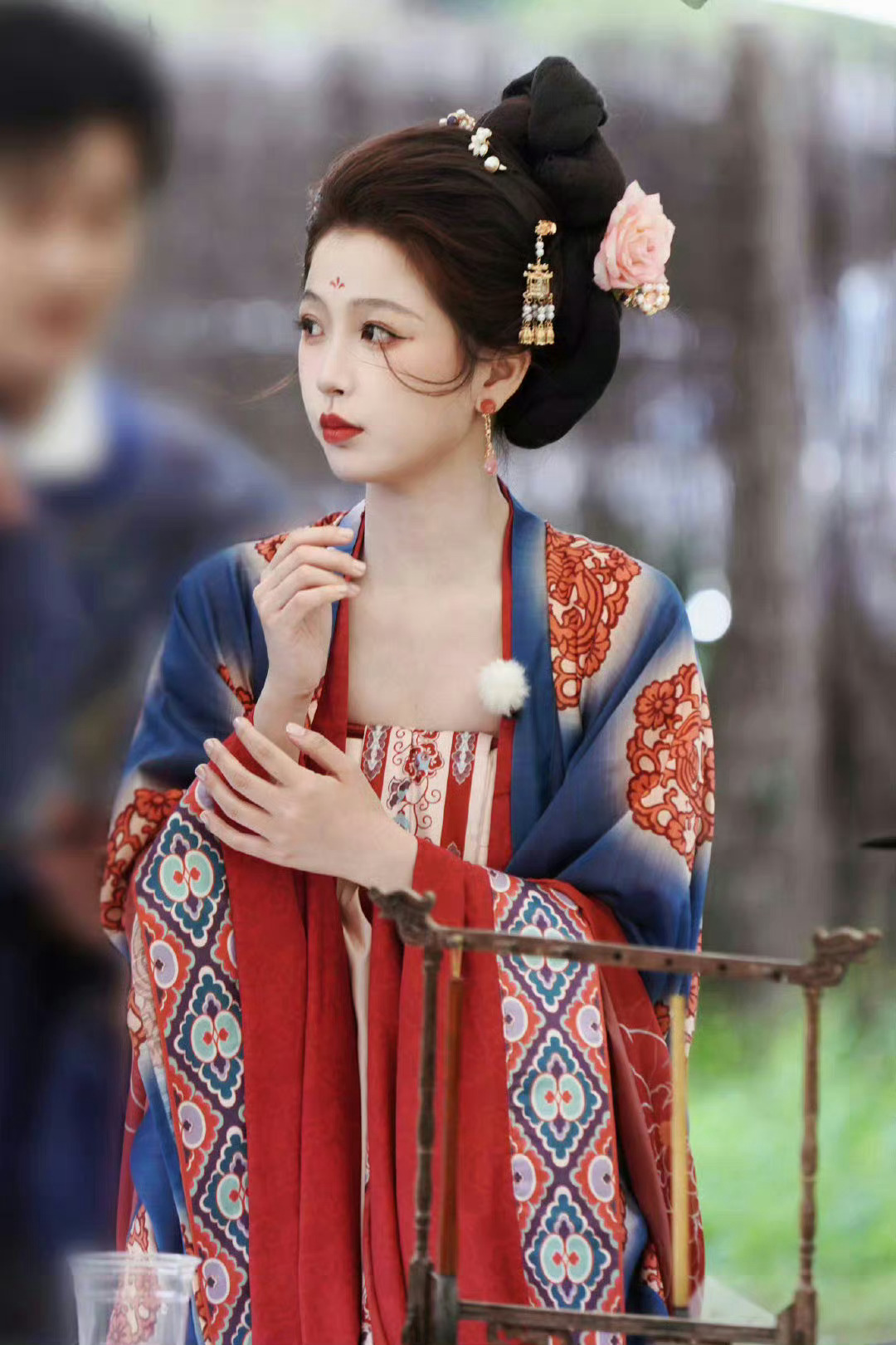 虞书欣中餐厅穿唐装，限定版兰花娘子，这个造型做的不错 ​​​