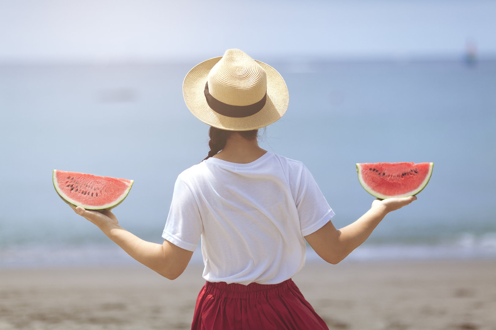 人生旅途中，大家都在忙着认识各种人，以为这是在丰富生命。可最有价值的遇见，是在某