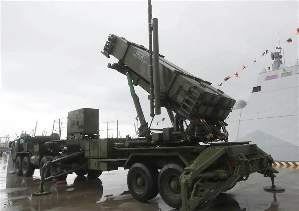 白宫下令暂缓对台军售，总额约为130亿美元。
据美国官员透露，这么做的目的，是为