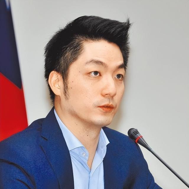 邱毅说，台北市市长蒋万安曾宣称，如果大陆继续在台海进行军机绕台和军演的话，他就要