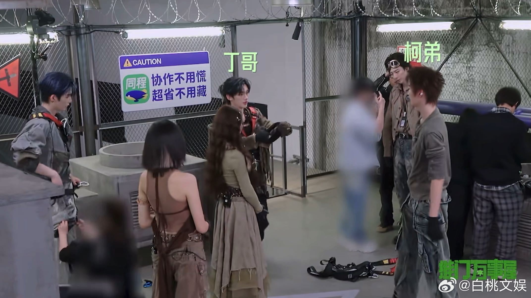 丁程鑫叫周柯宇弟弟张凌赫帮丁程鑫戴面罩丁程鑫摸张凌赫腹肌的表情 听到丁程鑫说“来