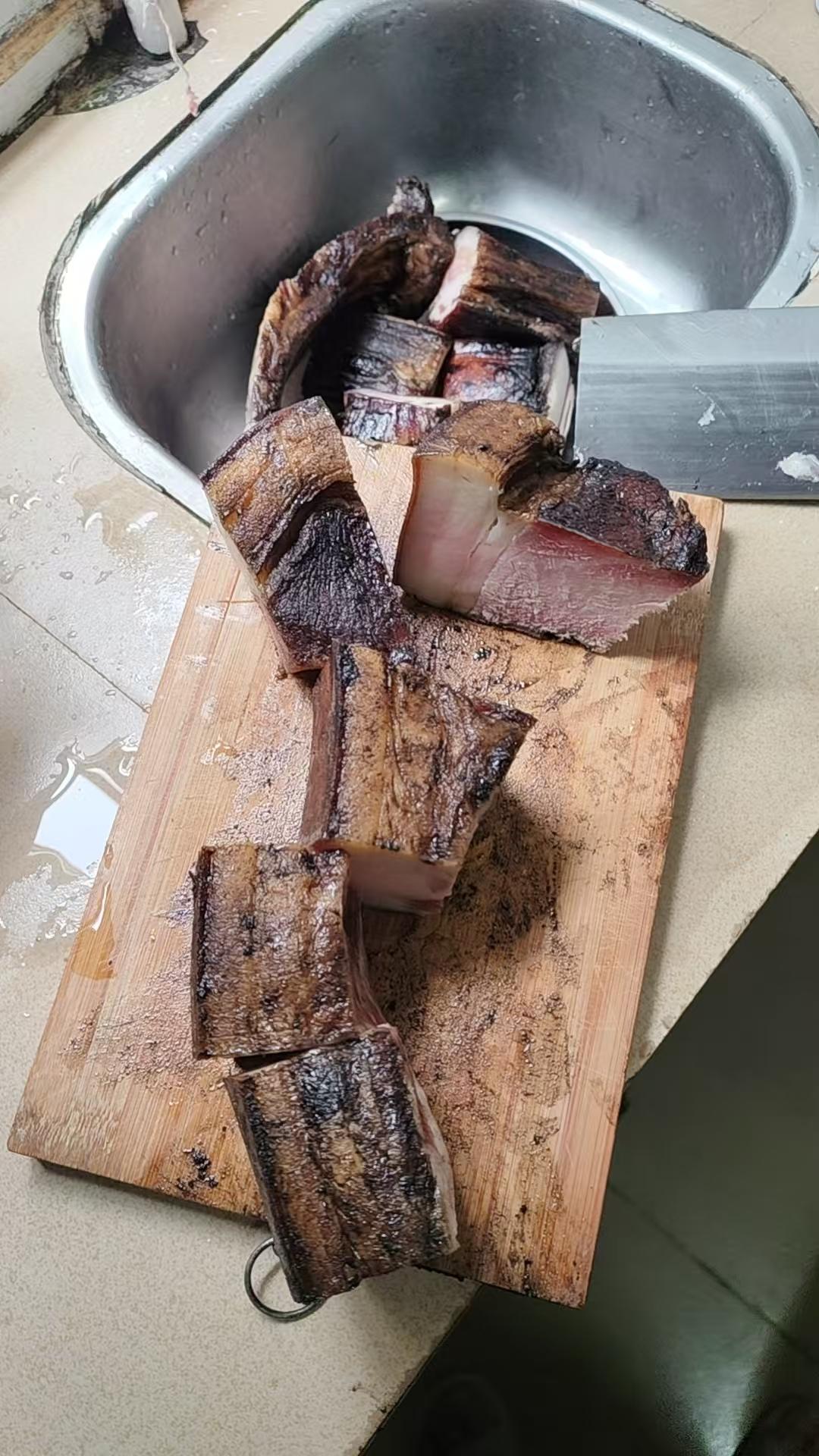 天南地北大拜年分享一下我儿子同事绐的四川自养自制家猪腊肉，不但好吃还给了好多，有