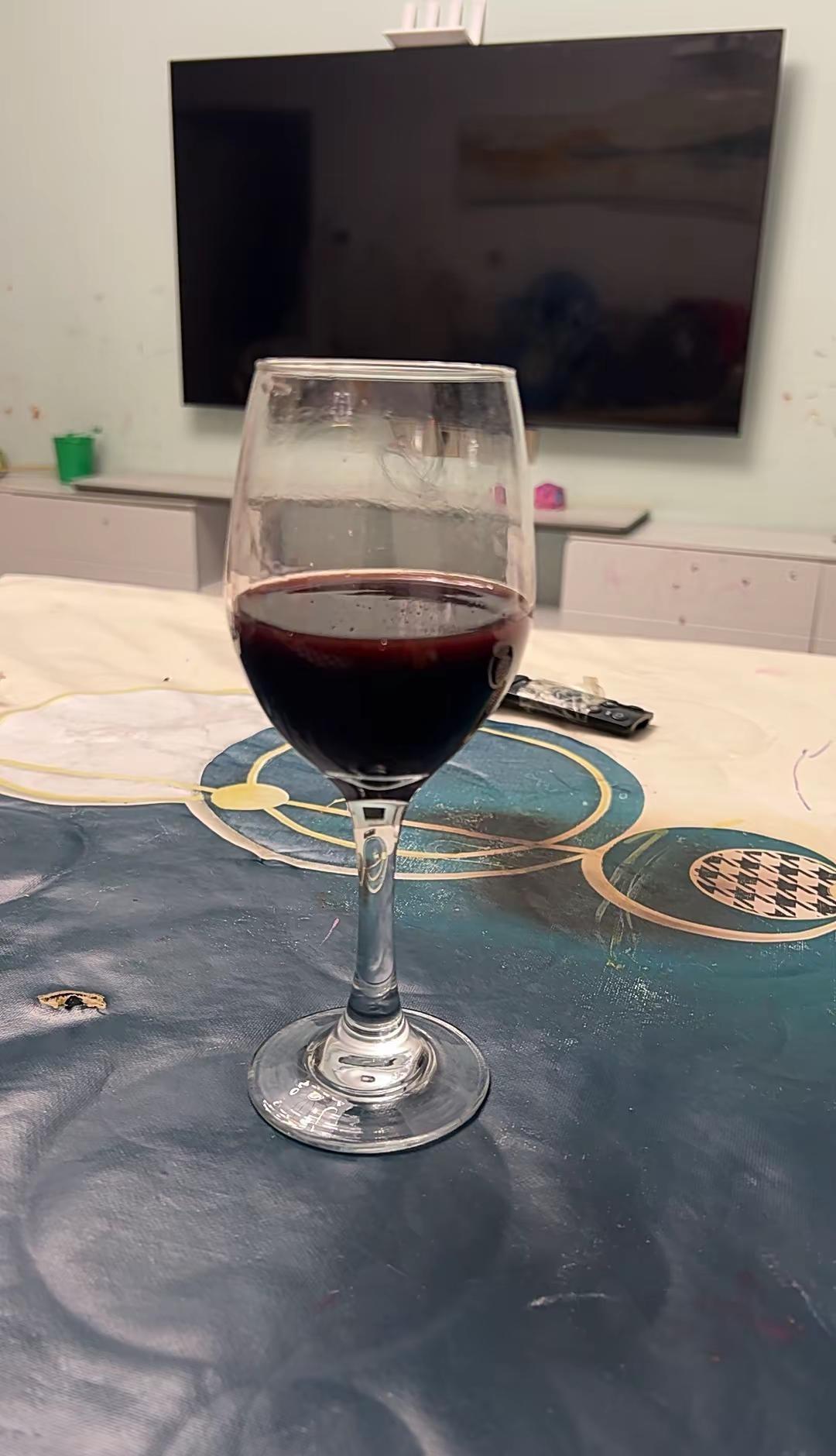 能者多劳，初听我觉得是褒义词，现在听我觉得是贬义词，因为已是词中人红酒 喝酒的女