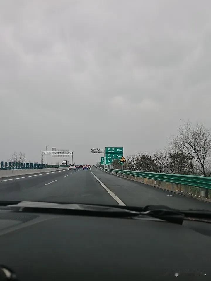 我要去胖东来了，
现在在路上，
开车几百公里，
就为了一个超市，
想想自己还可笑