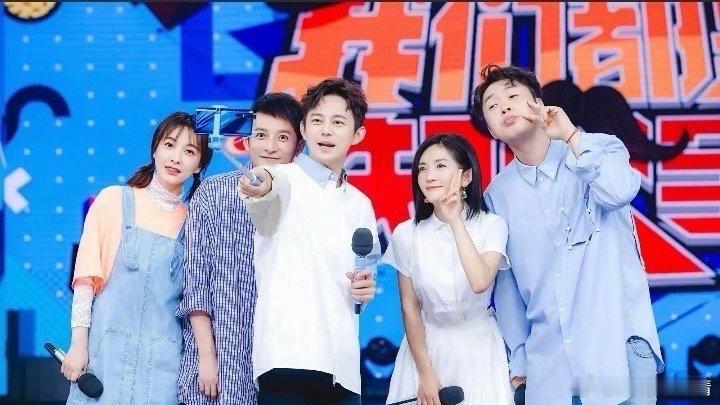 网传快乐家族将录团综也就何炅谢娜好玩，其他三个都插不上话，不期待合体[揣手] ​