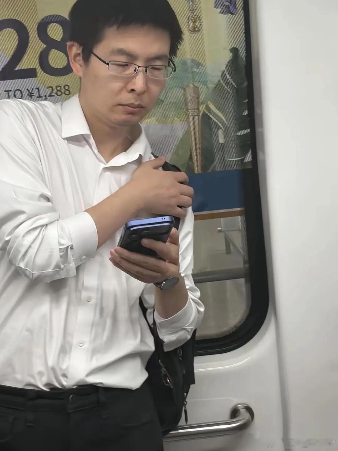 90后的中国新首富王兴兴近日在北京挤地铁，很是朴实无华，都没有人认出这是宇树科技