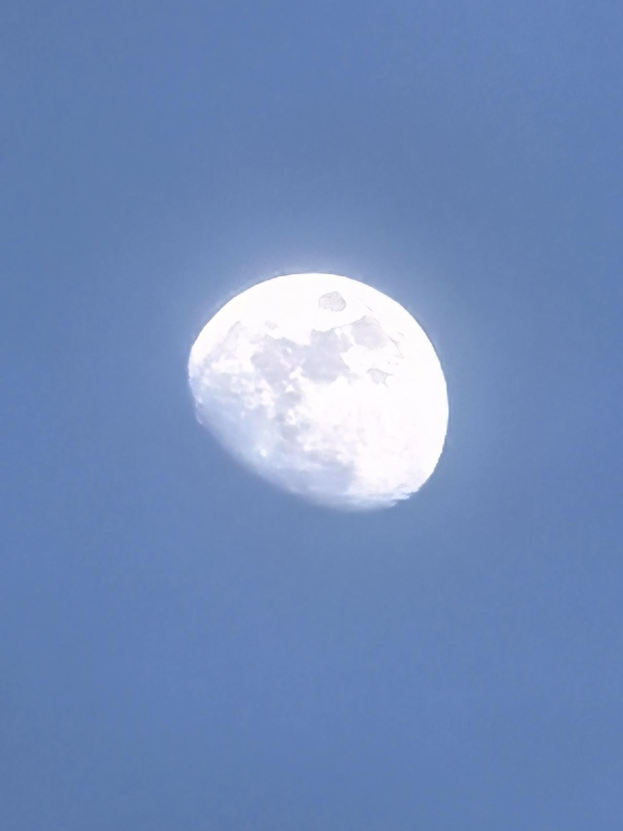 明月高悬夜，清辉洒人间。