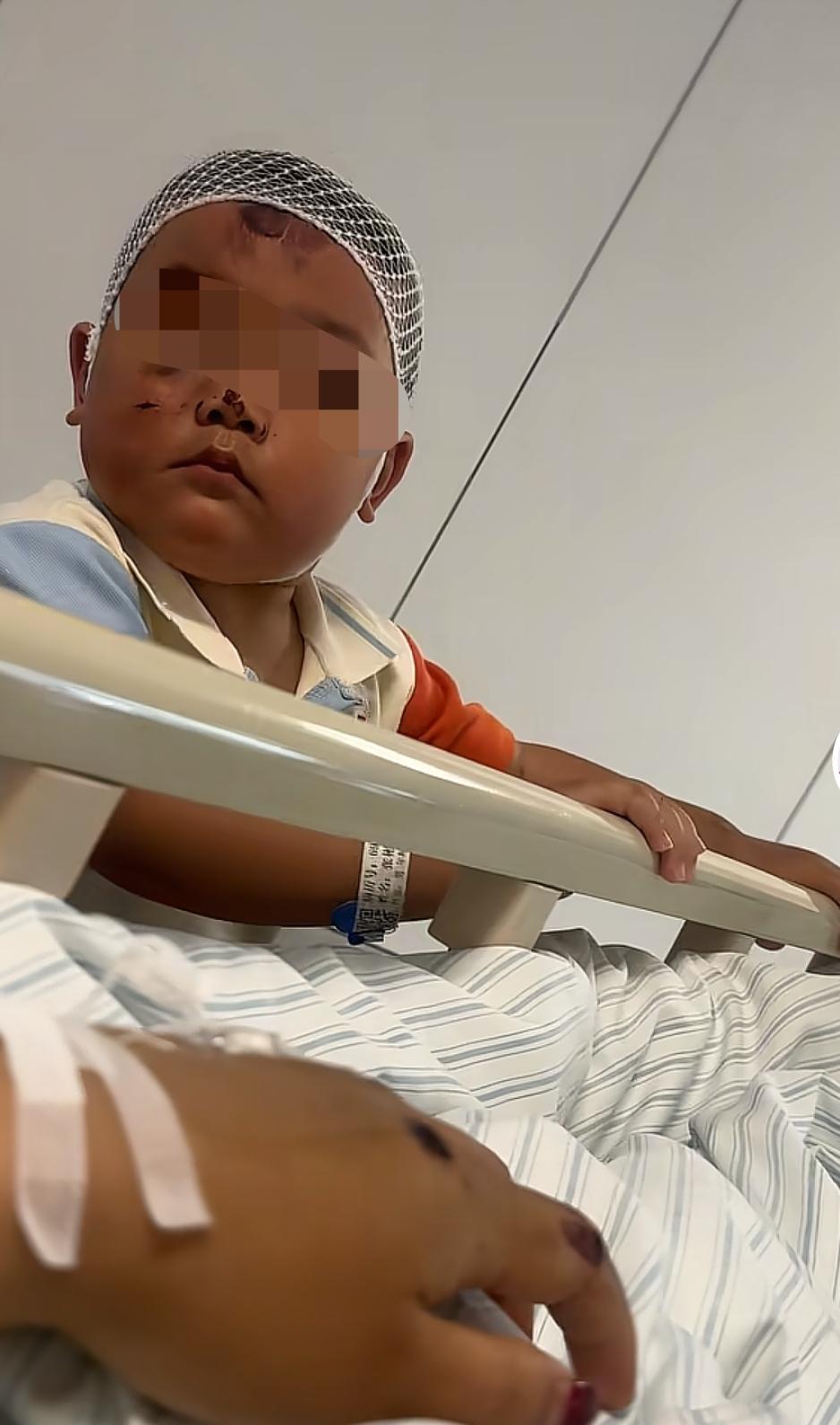 泪目！
妈妈带娃送外卖不幸发生了车祸，
穿尿不湿的娃，化身妈妈守护神，
最近，发
