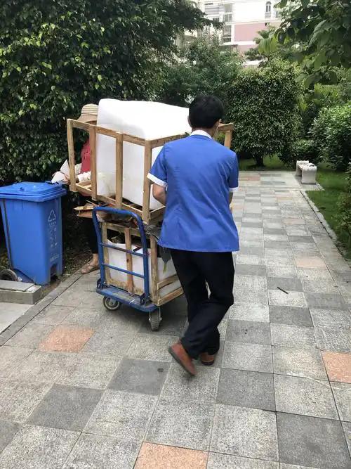 小区有个七十多岁的清理工蒋老头，每天日晒雨淋的清理破败不堪的垃圾。他不敢休息，因