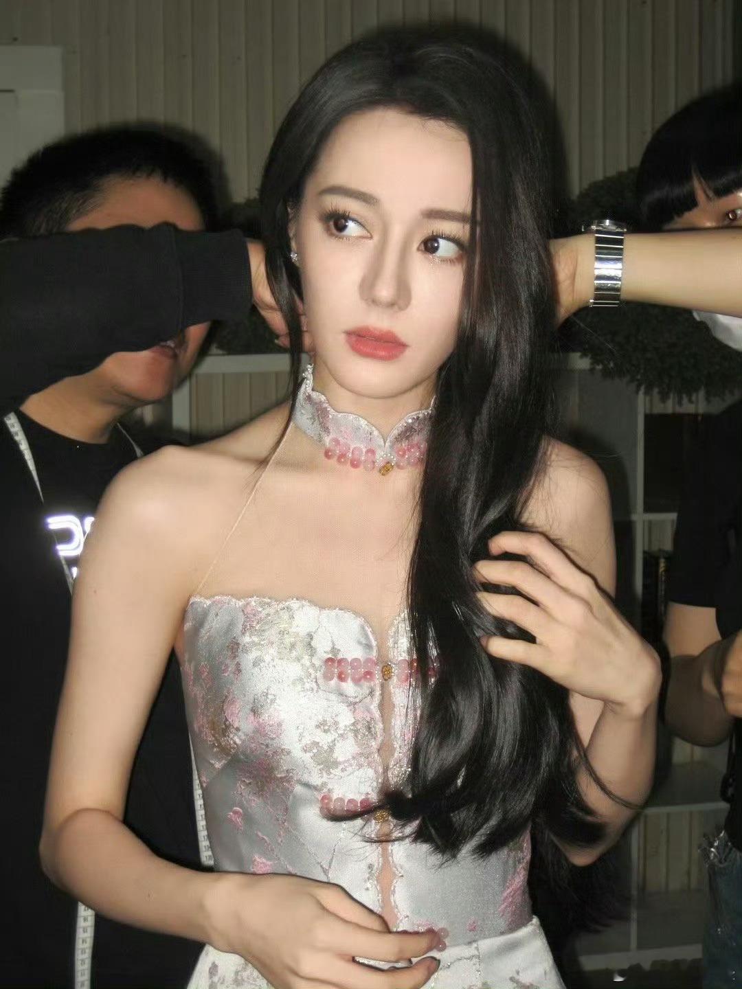 迪丽热巴[超话] 天生的浓颜美女不用我多说了吧，这个颜值真的无敌了，远近高低看全