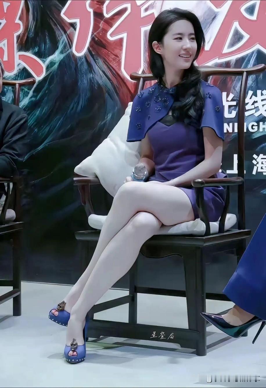 平时只觉得她演技好，长得很漂亮，没想到本人是又美又飒的，皮肤白的发光。

这个侧