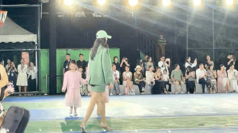 #董璇和女儿同框走秀##董璇酒窝粉色亲子装#小酒窝的每一次登台都是惊喜，与董璇的