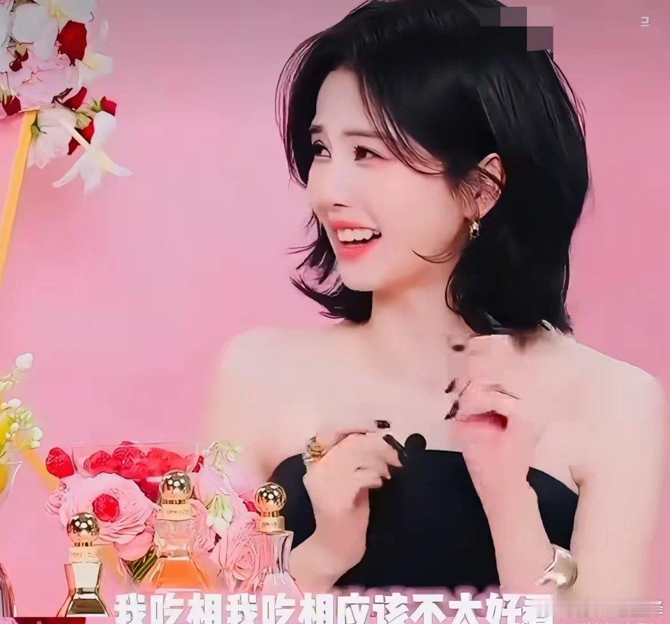 白鹿这场直播短发黑抹胸造型撞款孟子义同款风格，被网友调侃成照搬仿妆，可两者质感差