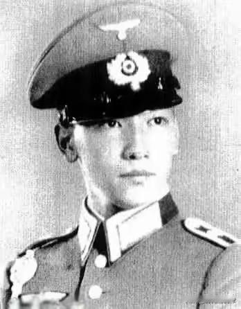 1942年火车奇遇！少将仗势换走上校珍贵配枪，次日知晓身份当场吓破胆
1942年