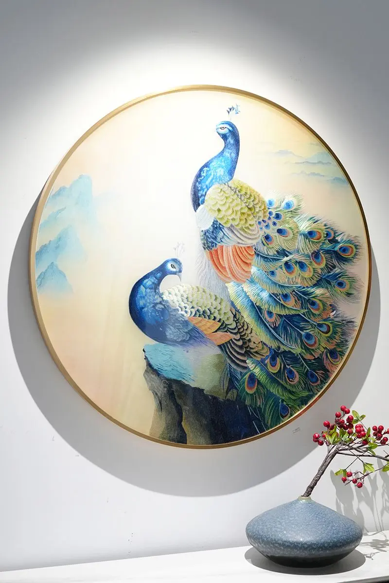 丝绣双雀栖圆境，孔雀呈祥富贵长 柔丝织双雀栖石盛景，走线分翎羽斑斓、山...