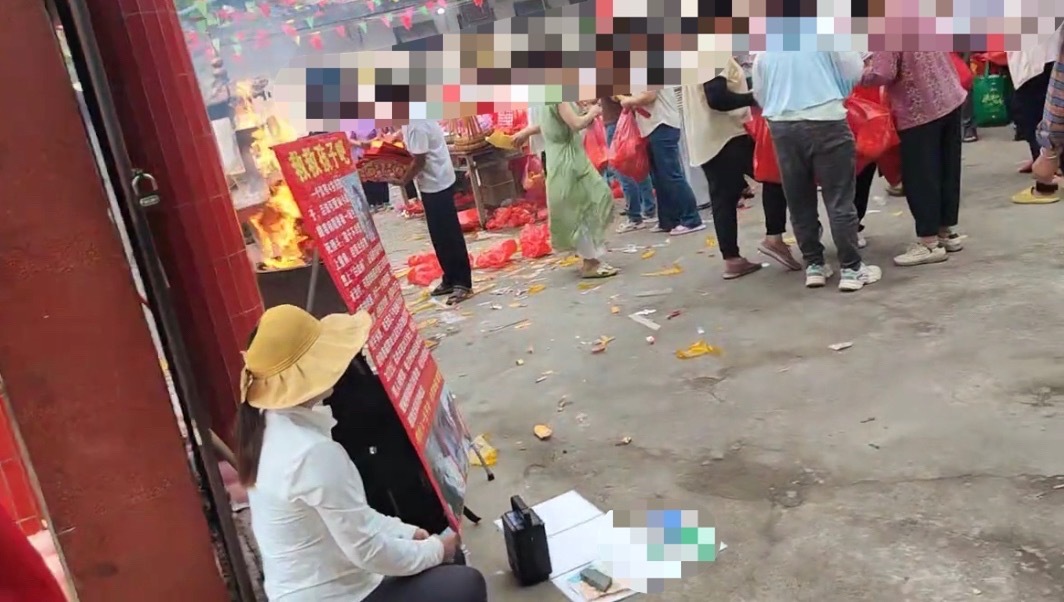 【玉林洛阳某庙出入口一外地女子在讨钱】今天是农历四月二十，玉林市兴业县洛阳镇一年