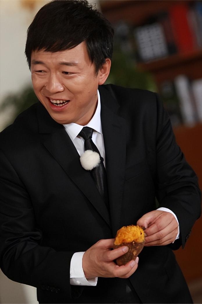 主持人，问演员黄渤，你喜欢绘画，雕塑，这些是不是玩物丧志。黄渤说，怎么会呢，这些