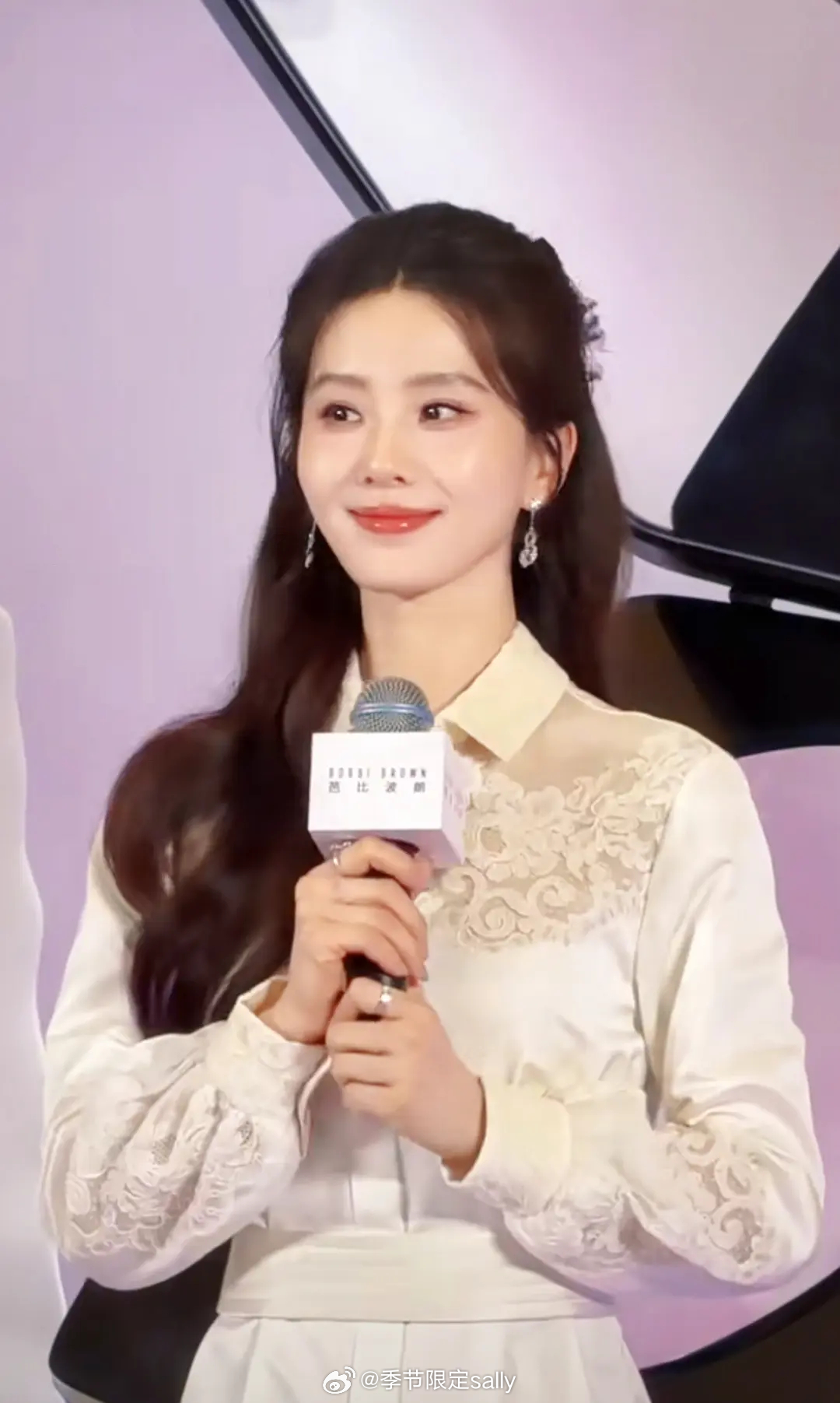 刘诗诗今天活动怼脸生图，状态好绝 