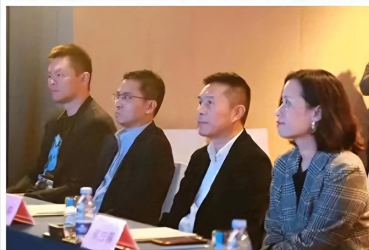 怎么说！广东87比99惨败上海，第二天9点半陈海涛就开会，朱芳雨都到场了。
十一