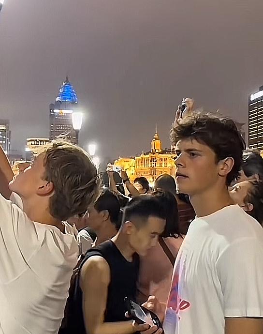 表情惊讶！现在大批老外涌进中国，上海外滩上好多老外都露出惊讶表情。这也不怪他们，