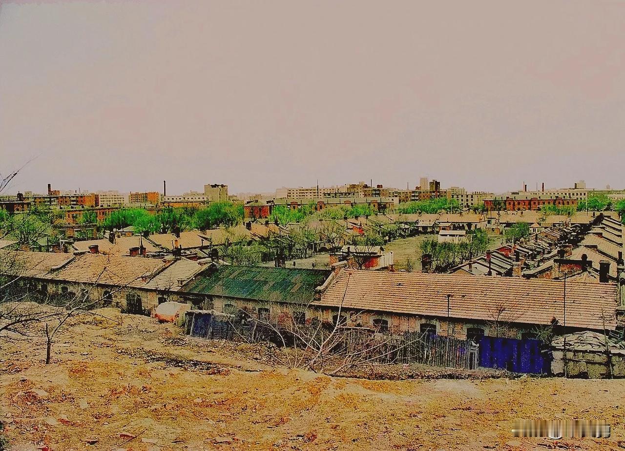 哈尔滨市道里区新阳路哈铁职工住宅区，俗称铁路大院，建筑风格为前苏联式砖木结构黄房