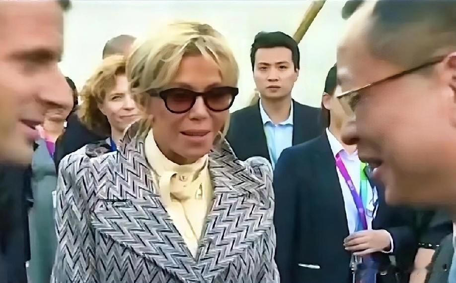 1月7日晚上的最新消息，速报，全都不容错过，第五条：马克龙夫人遭网报案宣判10名