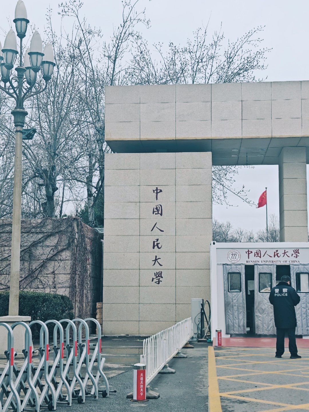 大学生返校统一姿势所谓返校统一姿势，不过是从家里的舒服区，切换到早八、作业、dd