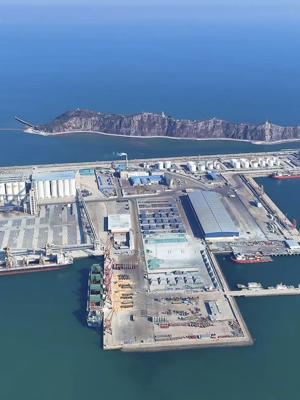 锦州港在行业内具有较高知名度，战略区位得天独厚、不可替代。它地处辽西走廊咽喉，是